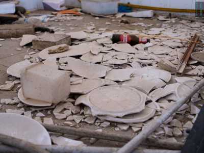 ...e di piatti in ceramica rotti in mille pezzi